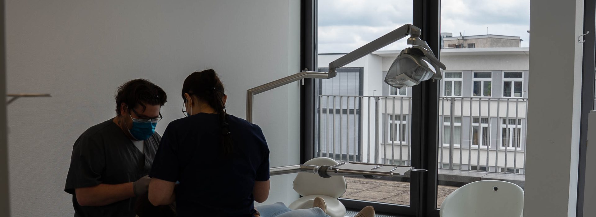 Behandlungsraum mit Fensterfront bei DEIN DENTAL Karlsruhe