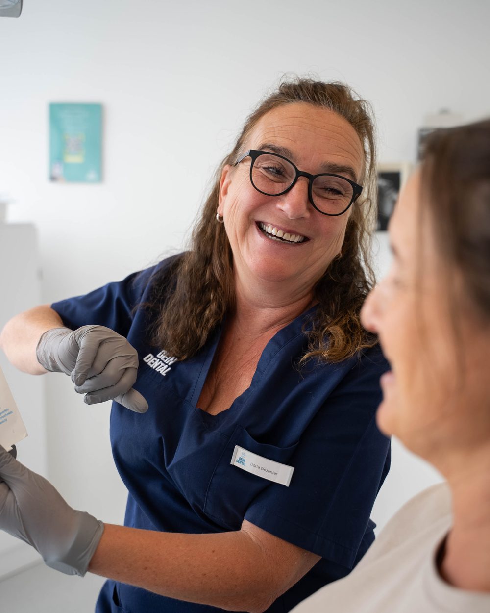 Zahnärztin von DEIN DENTAL Karlsruhe im Gespräch mit einer Patientin