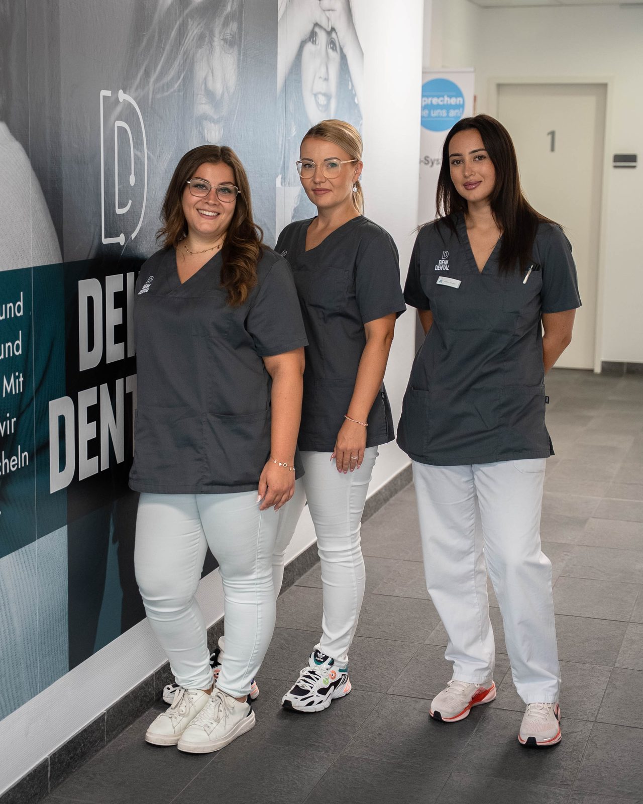 Drei Kolleginnen aus dem Team von DEIN DENTAL Karlsruhe