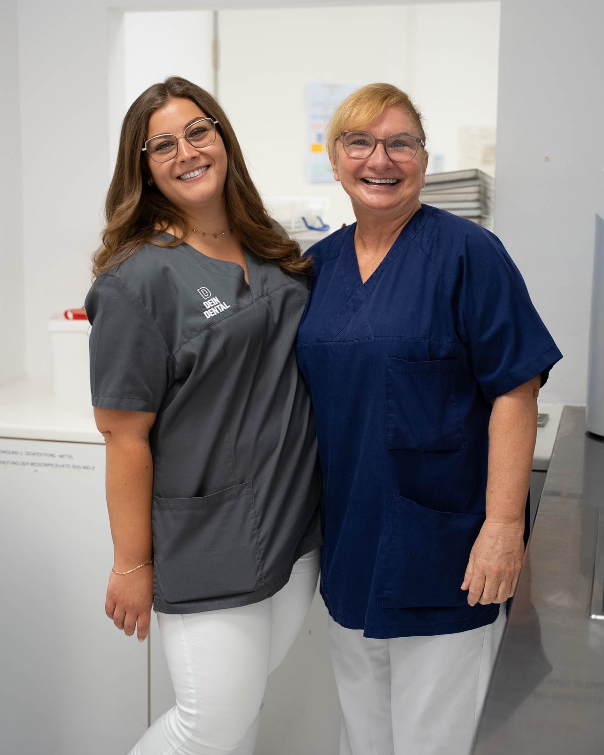 Zwei Kolleginnen aus dem Team von DEIN DENTAL Karlsruhe